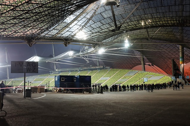 NBA湖人战胜灰熊，东契奇被推出界躺进美女助教怀中.